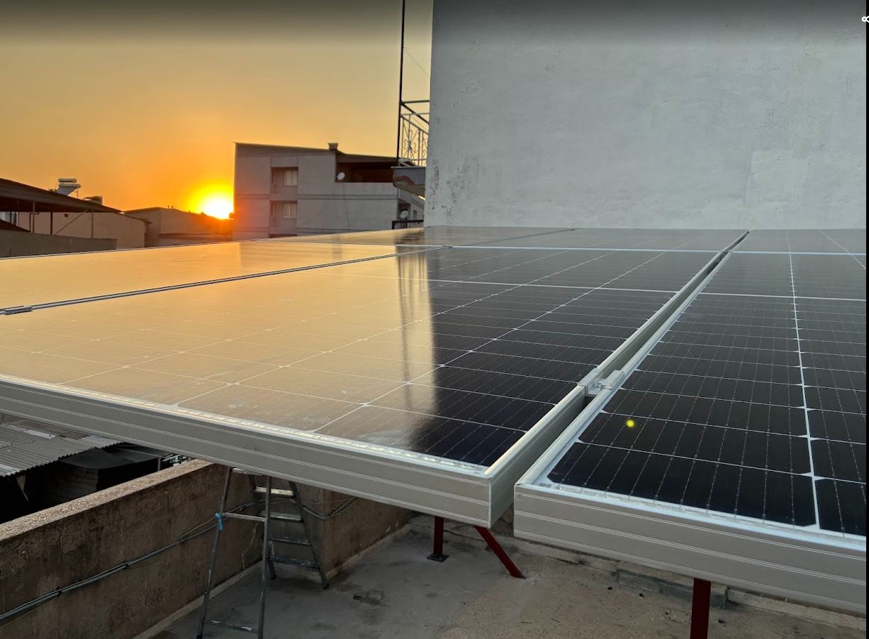 İzmir Karabağlar’da 4.4 kW Hibrit Çatı GES – 11 kW İnverter + Batarya Destekli Sistem