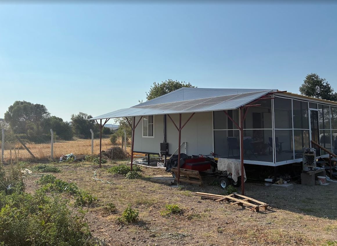 Manisa Osmancalı’da 4.4 kW Off-Grid GES – Bahçe Evinde Şebekeden Bağımsız Konfor