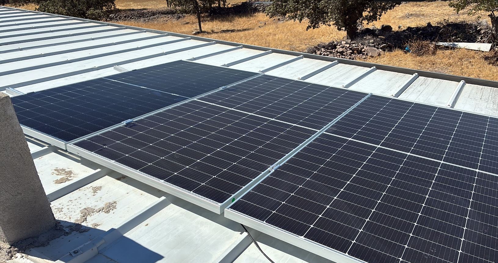 Yuntdağ Yenice’de Kompakt Off-Grid GES – 1.65 kW Panel + LiFePO₄ Batarya Çözümü