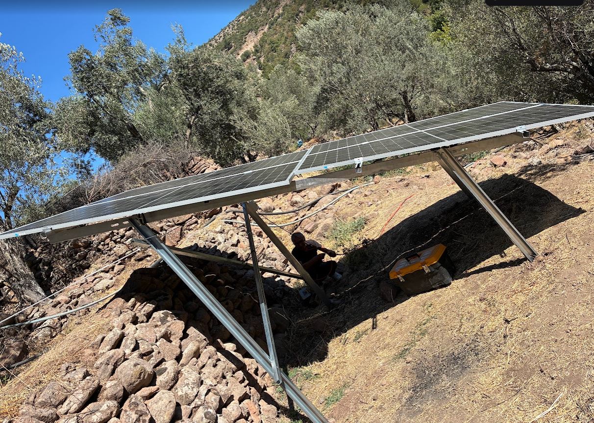 Örselli Köyü’nde 2 HP Solar Sulama Sistemi – Dere Suyundan Zeytinlik Sulama Çözümü