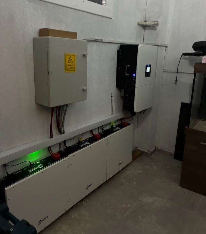 Sarma Köyü’nde 7.7 kW Trifaze Hibrit Çatı GES – 20 kW İnverter + 15 kWh Lityum Depolama