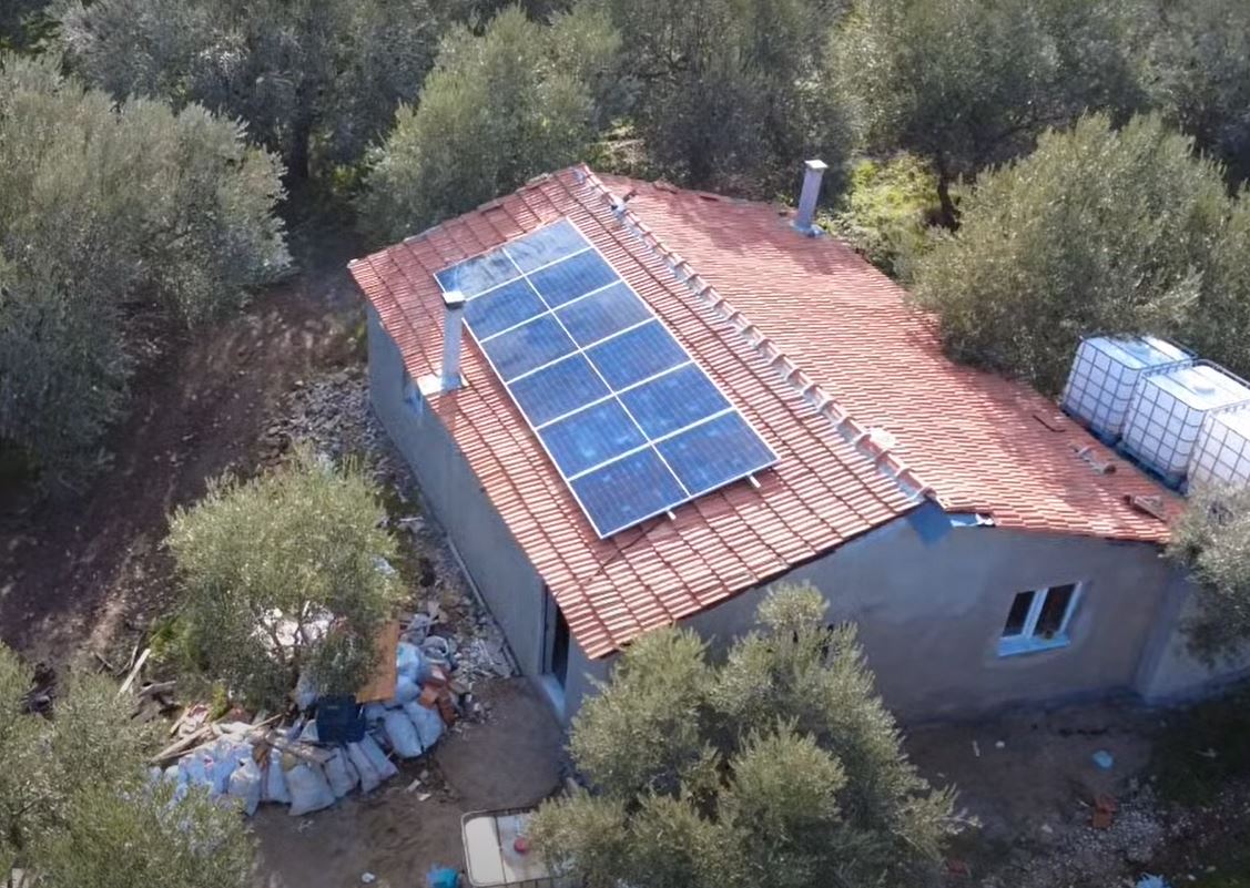 Büyükbelen’de 3.51 kW Off-Grid GES – 51.2V Lityum Destekli Bağ Evi Sistemi